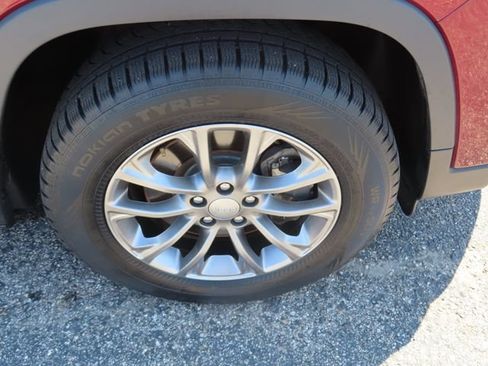 Used 2019 Jeep Cherokee Latitude Plus w/ Cold Weather Group AWD/4WD image 14