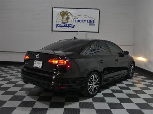 Used 2016 Volkswagen Jetta Sport image 9