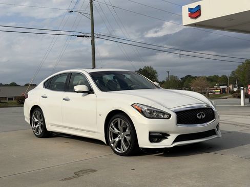 Used 2015 INFINITI Q70 3.7 w/ Sport Package image 3