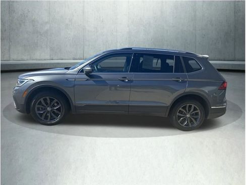 Used 2024 Volkswagen Tiguan SE w/ Panoramic Sunroof Package AWD/4WD image 2