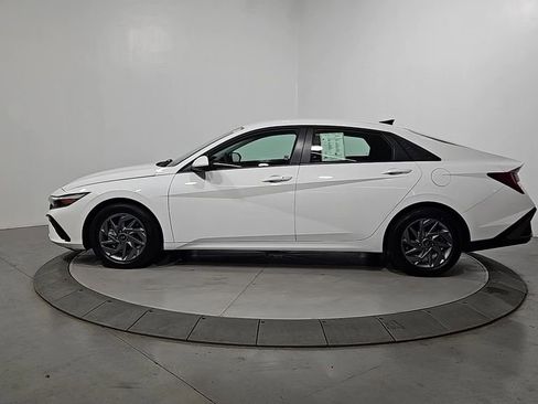 Certified 2025 Hyundai Elantra Hybrid FWD image 2