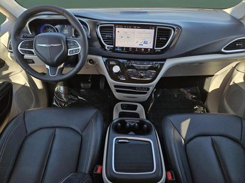 Used 2024 Chrysler Pacifica Touring-L FWD image 22