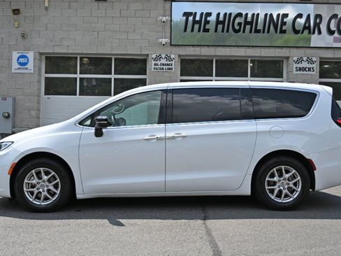 Used 2024 Chrysler Pacifica Touring-L FWD image 2
