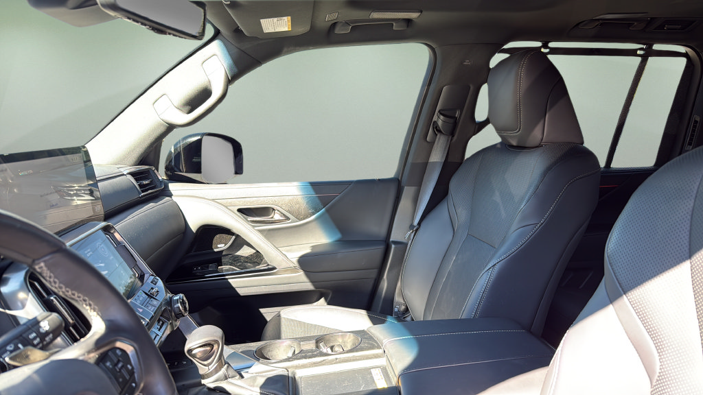 Used 2025 Lexus LX 600 4WD w/ Accessory Package (2T) image 14