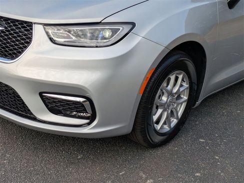 New 2026 Chrysler Pacifica Select image 9