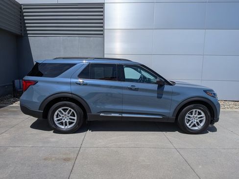 Certified 2025 Ford Explorer Active RWD image 3
