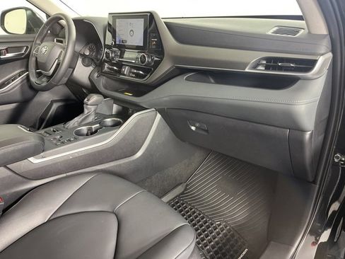 Used 2025 Toyota Highlander XLE image 32