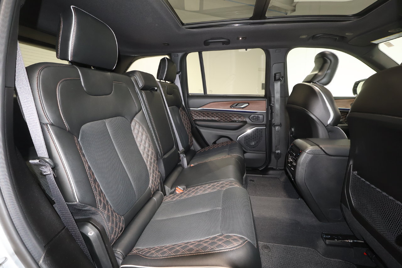 Used 2025 Jeep Grand Cherokee Summit w/ Adv Protech Group IV AWD/4WD image 27