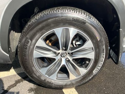 Used 2025 Toyota Highlander XLE image 16