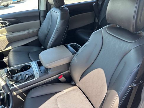 Used 2026 Kia Carnival FWD image 38