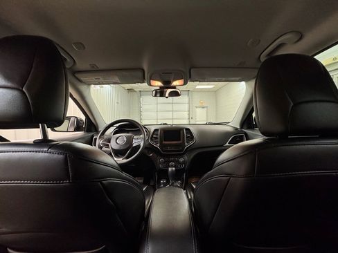 Used 2019 Jeep Cherokee Latitude Plus w/ Cold Weather Group image 17