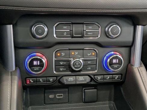 Used 2022 GMC Yukon SLT w/ SLT Premium Package image 13