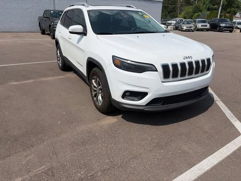 Used 2019 Jeep Cherokee Latitude Plus w/ Comfort/Convenience Group AWD/4WD image 3