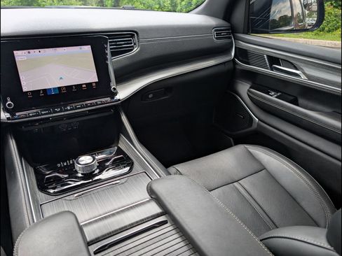 Used 2024 Jeep Wagoneer Series III w/ Convenience Group I AWD/4WD image 9