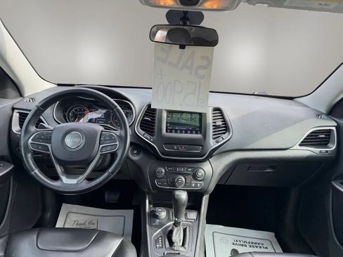 Used 2019 Jeep Cherokee Latitude Plus w/ Cold Weather Group AWD/4WD image 12