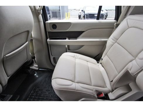 Used 2018 Lincoln Navigator Select w/ Technology Package RWD image 12
