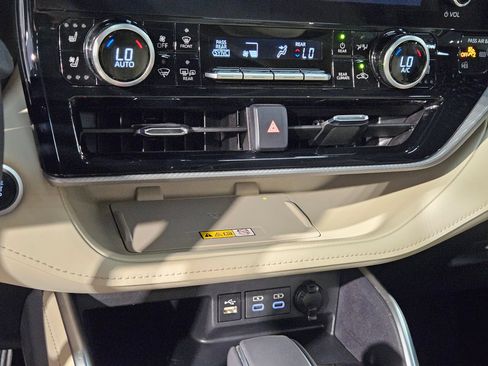 Used 2024 Toyota Highlander Platinum FWD image 32