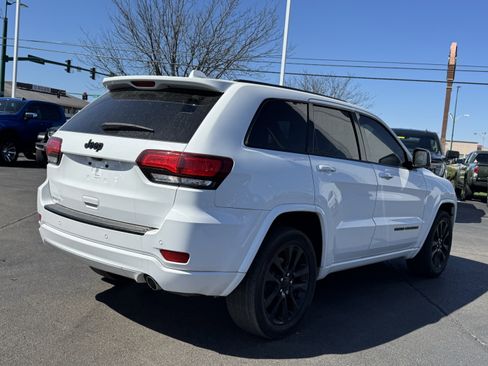 Used 2017 Jeep Grand Cherokee Altitude image 16