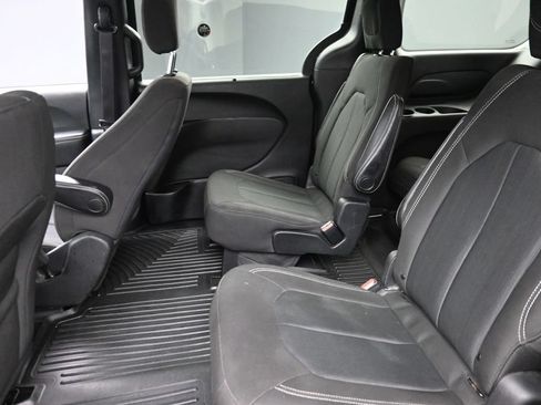 Used 2020 Chrysler Pacifica Touring w/ S Appearance Package FWD image 14