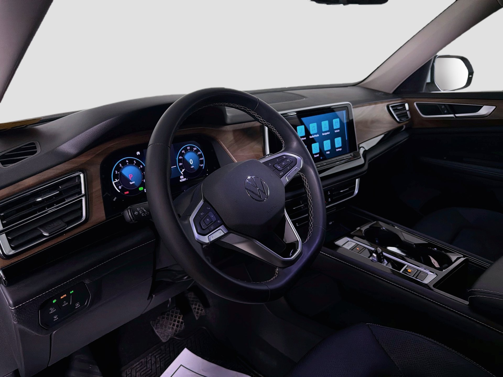Used 2024 Volkswagen Atlas SE w/ Black Wheel Package FWD image 9