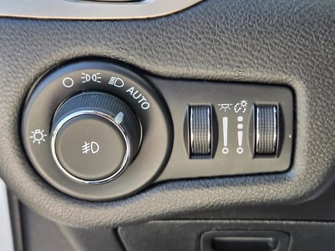 Used 2015 Jeep Cherokee Limited image 25