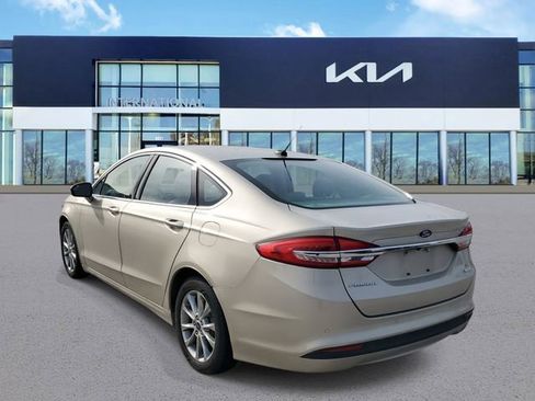 Used 2017 Ford Fusion SE w/ Fusion SE Technology Package image 4