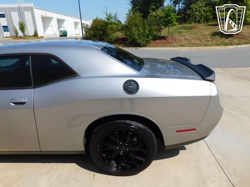 Used 2015 Dodge Challenger SXT w/ Driver Convenience Group RWD image 17