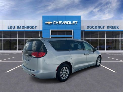 Used 2022 Chrysler Voyager LX image 8
