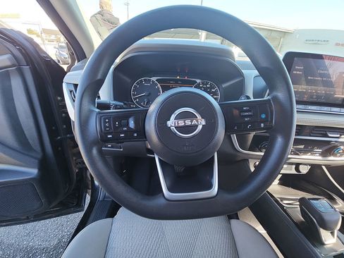 Used 2024 Nissan Rogue SV image 11