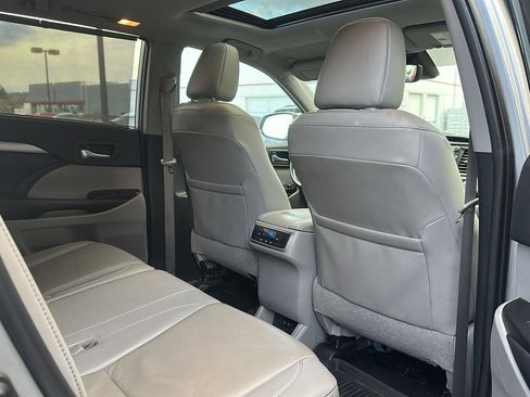 Used 2023 Toyota Tacoma TRD Off-Road w/ Technology Package image 9