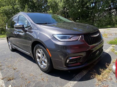 Used 2022 Chrysler Pacifica Limited FWD image 2