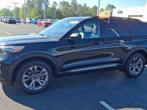 Certified 2021 Ford Explorer XLT w/ Equipment Group 202A AWD/4WD image 4