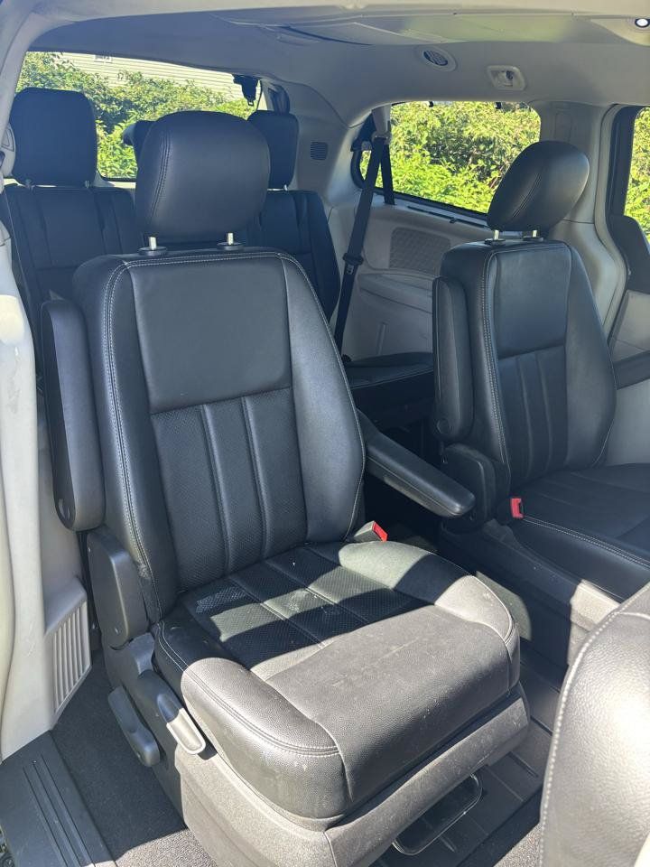 Used 2014 Chrysler Town & Country Touring-L w/ Driver Convenience Group FWD image 22