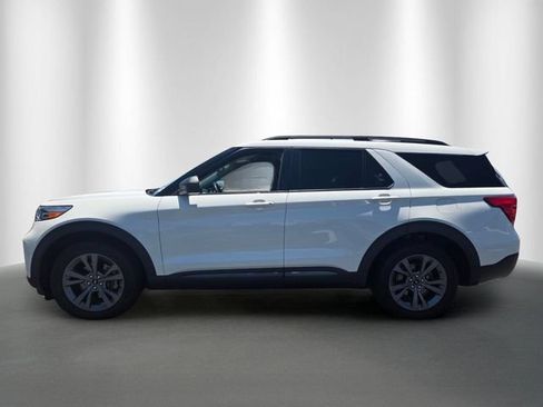 Used 2021 Ford Explorer XLT w/ Equipment Group 202A AWD/4WD image 2