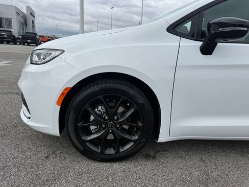 New 2026 Chrysler Pacifica Limited image 27