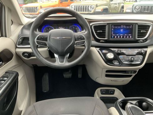 Used 2018 Chrysler Pacifica Touring Plus FWD image 30