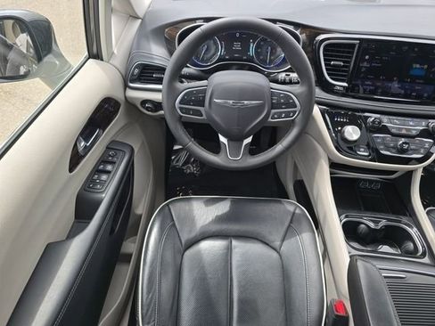 Used 2023 Chrysler Pacifica Limited FWD image 4