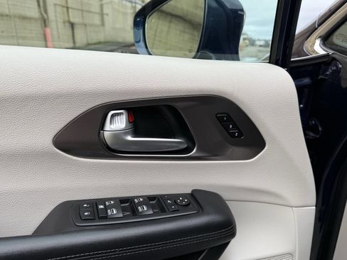 Used 2017 Chrysler Pacifica Limited w/ Tire & Wheel Group image 33