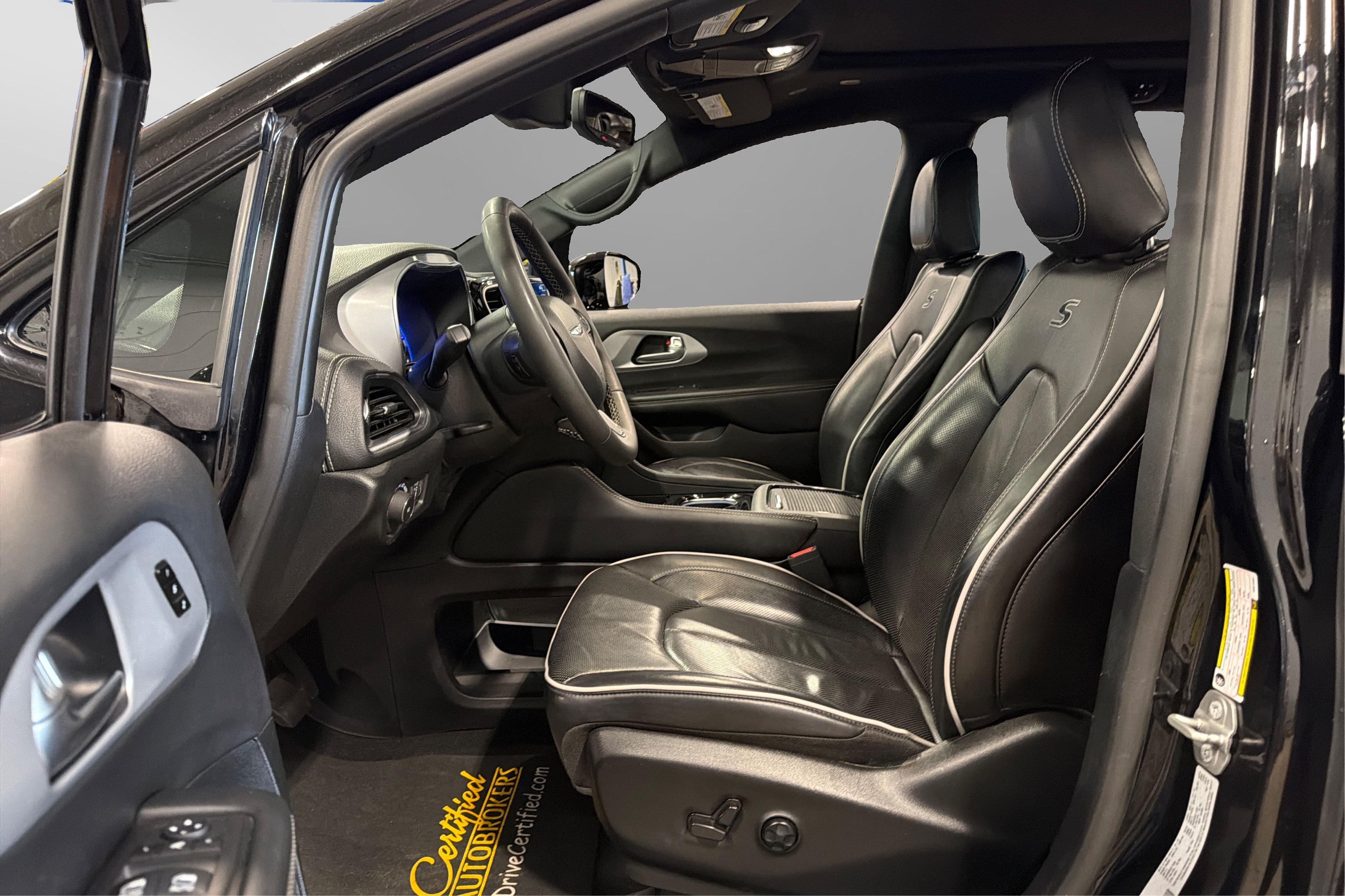 Used 2025 Chrysler Pacifica Limited FWD image 18