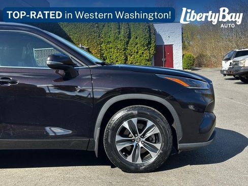 Used 2021 Toyota Highlander XLE AWD/4WD image 3