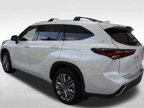 Certified 2026 Toyota Highlander Platinum AWD/4WD image 15