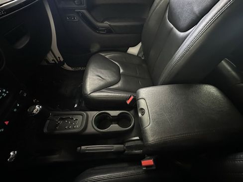 Used 2015 Jeep Wrangler Unlimited Sahara AWD/4WD image 32