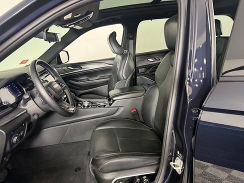 Used 2023 Jeep Grand Cherokee Overland w/ Advanced Protech Group III AWD/4WD image 24