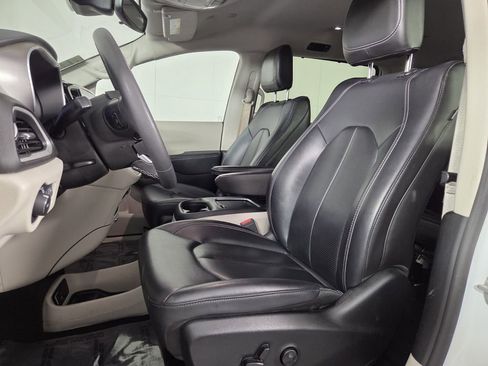 Certified 2024 Chrysler Pacifica Touring-L image 14