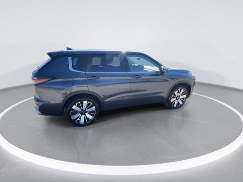 New 2025 Mitsubishi Outlander SE image 9