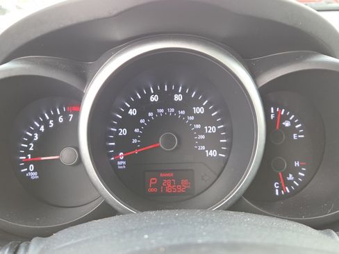 Used 2013 Kia Soul + FWD image 23
