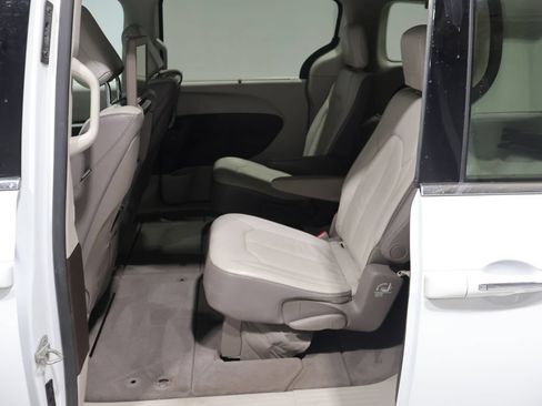 Used 2018 Chrysler Pacifica Touring-L Plus FWD image 19