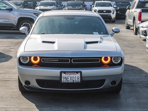 Used 2019 Dodge Challenger SXT image 2