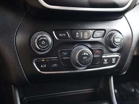 Used 2020 Jeep Cherokee Latitude FWD image 19