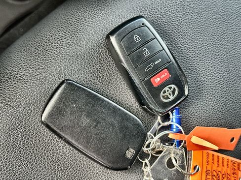 Used 2022 Toyota Corolla Cross XLE image 26